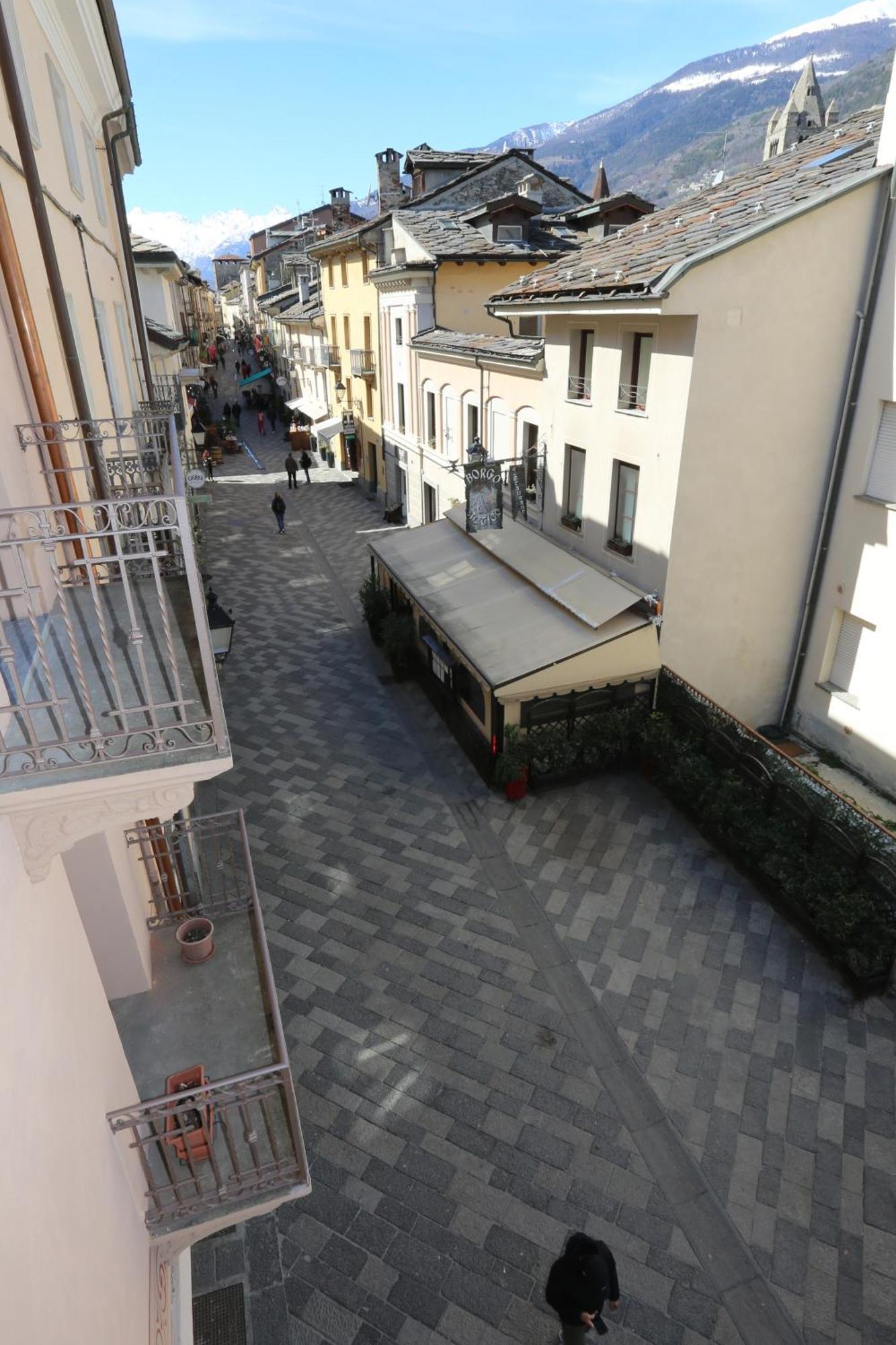 L'Abri En Ville - Parcheggio Privato A 100 Mt Ed Accesso Con Auto Nell'Area Pedonale アオスタ エクステリア 写真